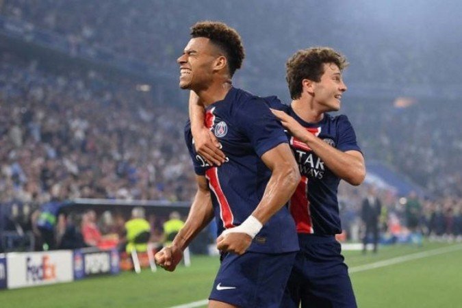 Désiré Doué foi celebra um de seus dois gols na goleada por 5 a 0 do Paris Saint-Germain por 5 a 0 sobre a Inter de Milão, neste sábado (31), em Munique -  (crédito: Foto: Justin Setterfield/Getty Images)