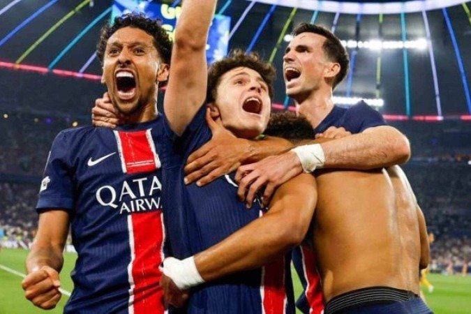 Zagueiro Marquinhos celebra conquista da Champions ao lado dos companheiros de PSG -  (crédito: Foto: Divulgação / PSG)