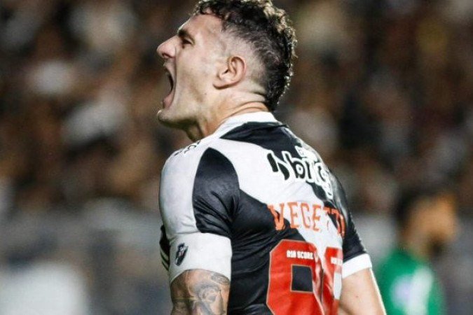 VEGETTI - Lutou contra os zagueiros do Bragantino a todo instante, mas dessa vez não conseguiu ser decisivo. Teve duas boas chances, mas não aproveitou. NOTA 4,0 - Foto: Matheus Lima/Vasco