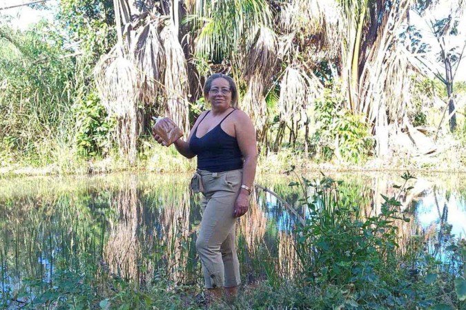 Agricultora Zenita Lopes retira da vereda preservada em seu terreno, na localidade de Paracatu, o buriti que é transformado em doce - (crédito: Luiz Ribeiro/EM/D.A Press) Agricultora Zenita Lopes retira da vereda preservada em seu terreno, na localidade de Paracatu, o buriti que é transformado em doce - (crédito: Luiz Ribeiro/EM/D.A Press)