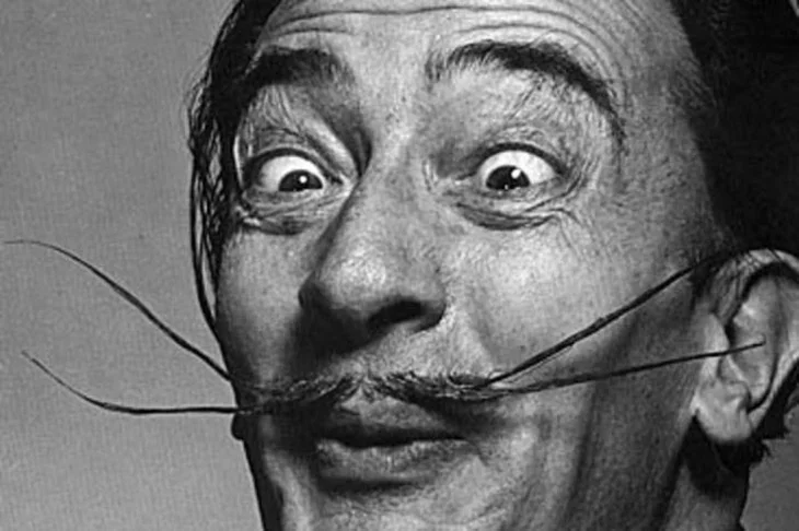 Dalí foi expulso da escola. Em sua autobiografia "A Vida Secreta de Salvador Dalí" (1942), o artista escreveu que foi expulso porque não se sentaria para os exames orais. “Sou infinitamente mais inteligente que esses três professores, portanto, recuso-me a ser examinado por eles", disse.  -  (crédito: Divulgação)