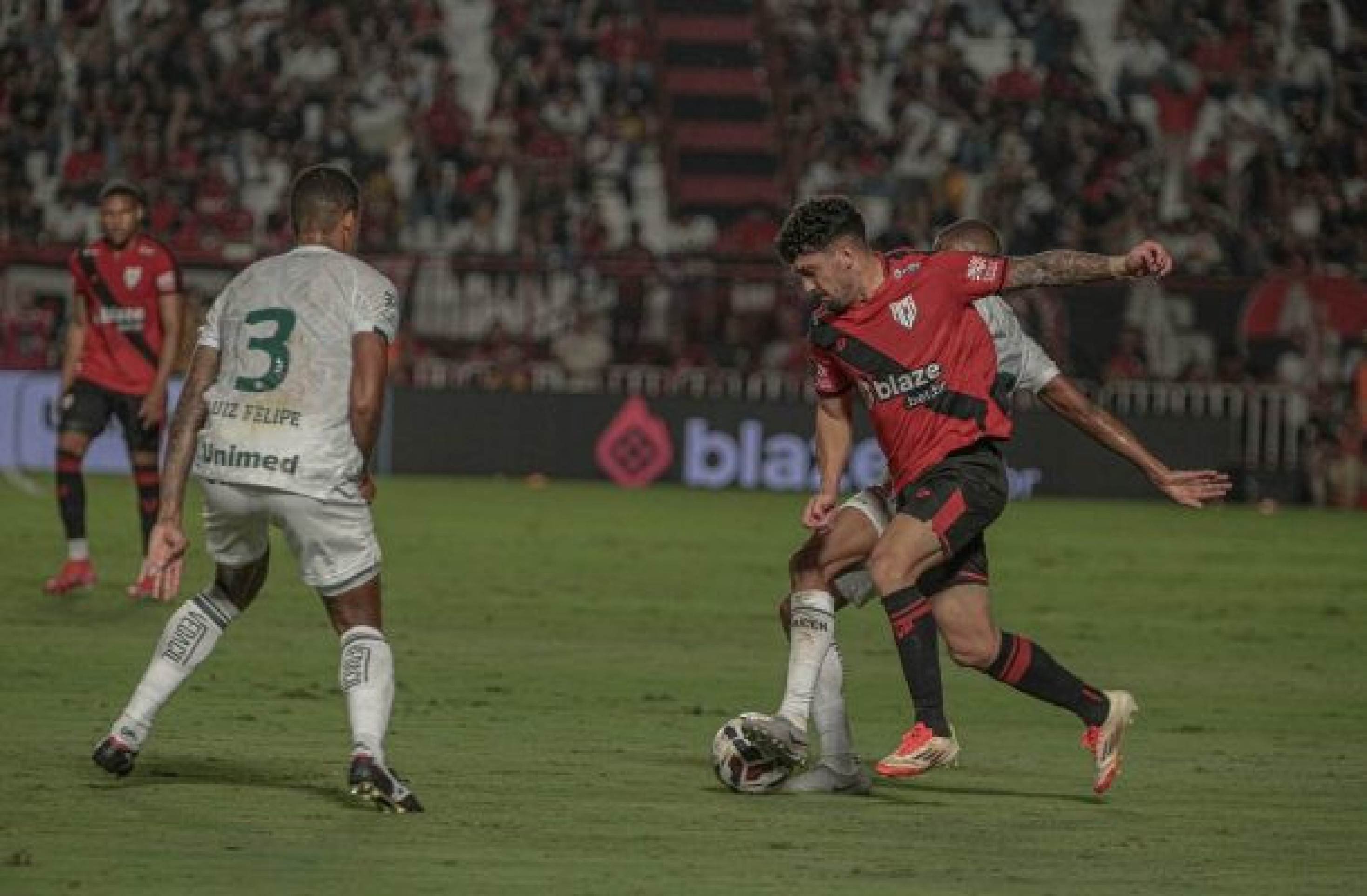 Em mais uma noite de Tadeu, Goiás vira sobre Atlético-GO e segue líder isolado da Série B