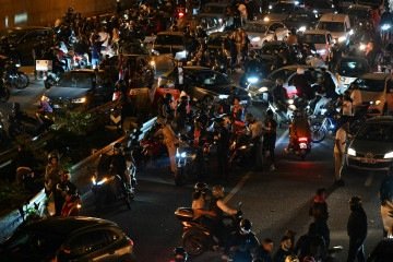  Paris Saint-Germain (PSG) ers and motorists halt on the Peripherique between Porte Maillot and Porte Champerret in Paris early June 1, 2025, during celebrations following their 5-0 victory in the UEFA Champions League final football match between Paris Saint-Germain (PSG) and Inter Milan held in Munich. (Photo by LOU BENOIST / AFP)
       -  (crédito: LOU BENOIST / AFP)