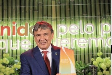 Ministro Wellington Dias recebe troféu da Coca-Cola - Capital S/A - 
