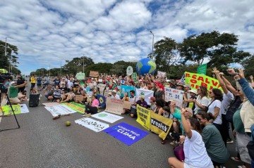 Com cartazes, faixas e palavras de ordem, os manifestantes criticaram a tramitação do projeto que, segundo especialistas, pode fragilizar o licenciamento ambiental ao permitir dispensas de avaliação prévia para diversos empreendimentos -  (crédito: Vanilson Oliveira)
