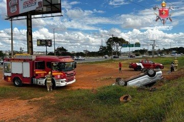 Acidente na marginal da EPNB deixou uma mulher morta, neste domingo (1/6) - (crédito: Soinp/ Divulgação) Acidente na marginal da EPNB deixou uma mulher morta, neste domingo (1/6) - (crédito: Soinp/ Divulgação)