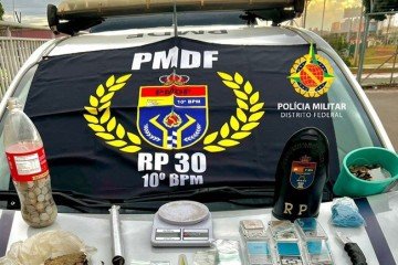adolescente tinha dinheiro, drogas, balanças e celulares -  (crédito: PMDF)