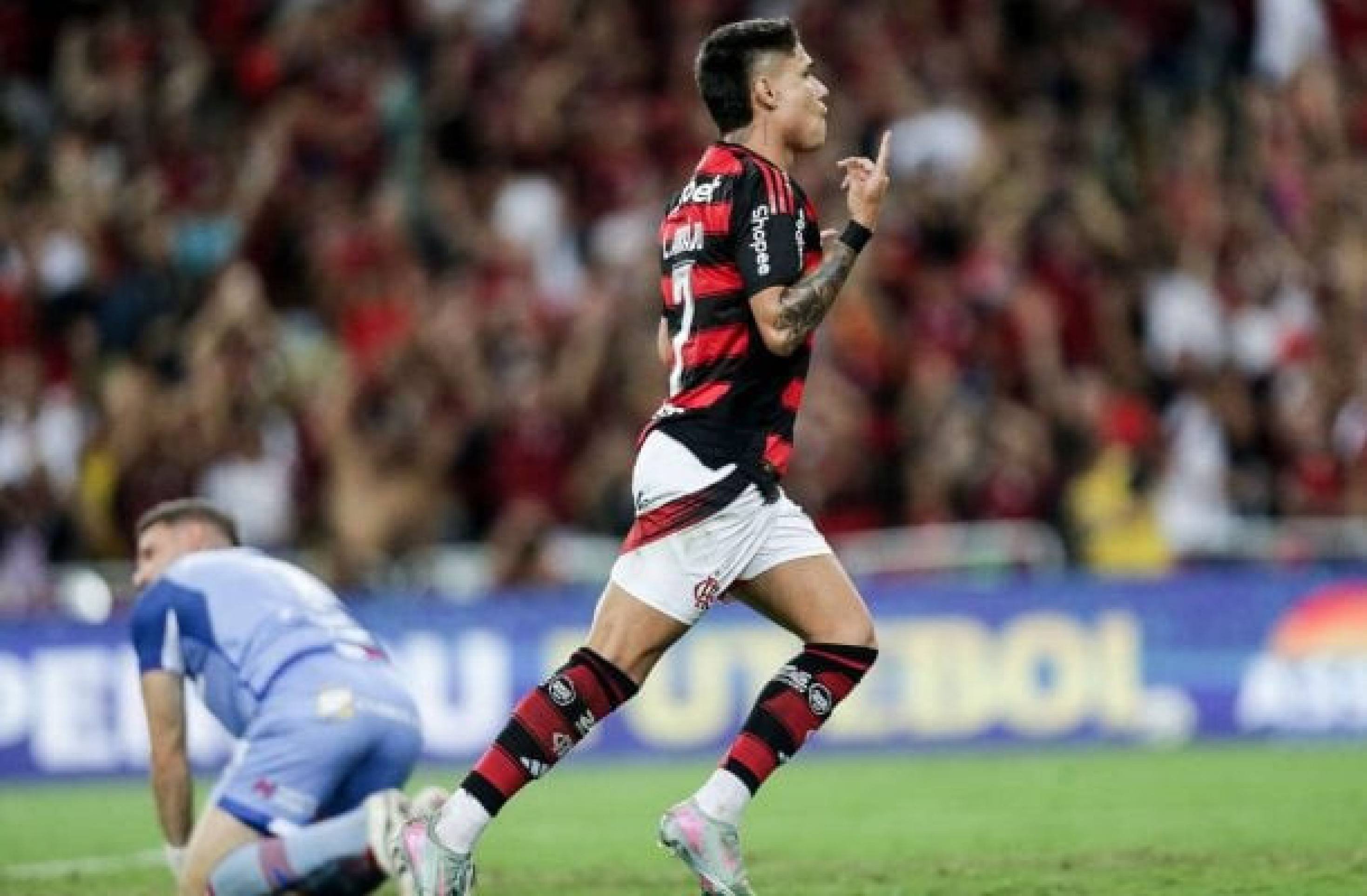 Vídeo: Luiz Araújo ‘não deixa barato’ e provoca Deyverson após gol do Flamengo