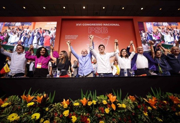 Na mesa do PSB, Hugo Motta, Janja, Lula, João Campos, Tabata Amaral e Geraldo e Lu Alckmin - (crédito: Rodolfo Loepert/Divulgação)