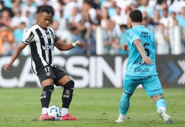 FREITAS - Errou uma dobra de marcação com Jair e quase comprometeu. Frágil na hora de morder. Porém, melhorou nos 45 minutos finais e, desta vez, não deixou Neymar passar com tanta facilidade - NOTA: 6,0 - Foto: Vitor Silva/Botafogo 