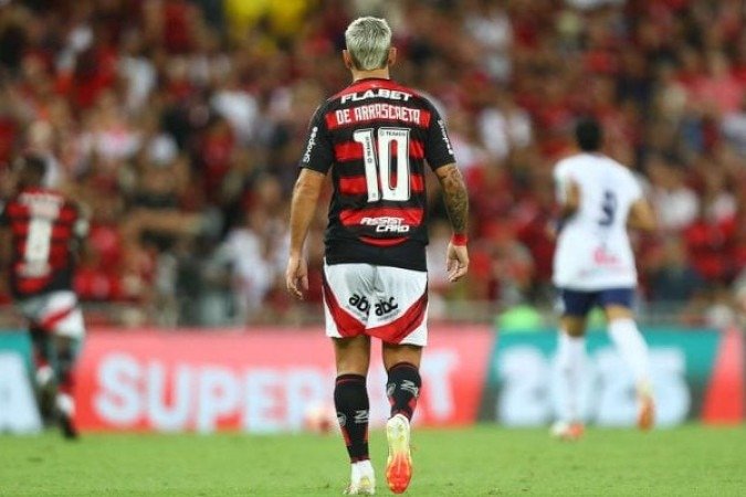 ARRASCAETA: Teve um início apagado, mas levou 29' para voltar a ser decisivo. Abriu o placar após duas chances desperdiçadas e pôde contribuir bastante na construção. Aniversariante do dia. NOTA: 7,5