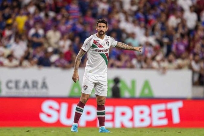 EVERALDO - Em determinados momentos se mostrou ansioso para balançar a rede e chegou a se atrapalhar com os companheiros. Mas demonstrou raça e muita vontade na frente. NOTA: 5,5.