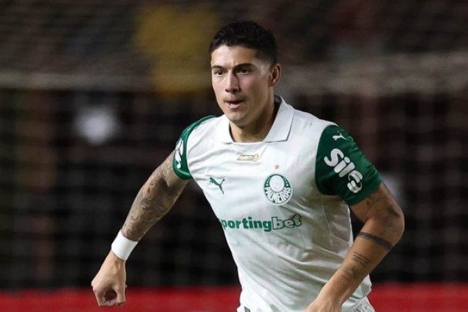EMILIANO MARTÃNEZ â?? Quase fez um bonito gol de fora da Ã¡rea no segundo tempo. Mas foi seu Ãºnico momento de destaque. NÃ£o saiu da marcaÃ§Ã£o dos Ã³timos volantes do Cruzeiro. NOTA 5,5. Foto: Cesar Greco/Palmeiras