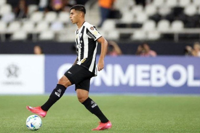 DAVID RICARDO - Joga de terno! Travou Neymar na hora certa e esteve sempre atento às investidas dos atacantes do Peixe. Na etapa final, esticou-se todo para, em cima da linha, salvar o Botafogo de novo - NOTA: 8,5 - Foto: Vitor Silva/Botafogo  