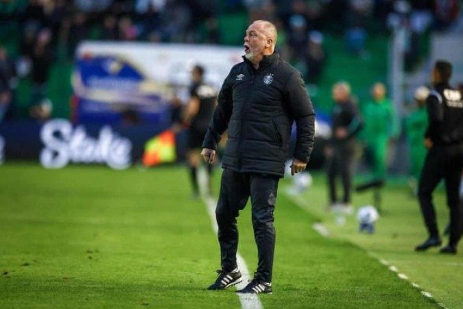 Mano Menezes destacou atuações individuais de Alysson e Cristaldo, além da regularidade da performance coletiva do Grêmio - (crédito: Foto: Lucas Uebel / Grêmio FBPA) Mano Menezes destacou atuações individuais de Alysson e Cristaldo, além da regularidade da performance coletiva do Grêmio - (crédito: Foto: Lucas Uebel / Grêmio FBPA)