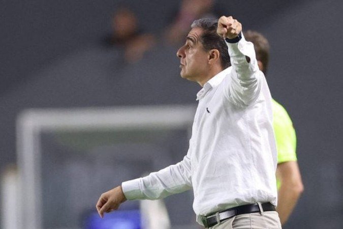 Renato Paiva dá instruções aos jogadores no jogo entre Santos e Botafogo - (crédito: Foto: Vítor Silva/Botafogo) Renato Paiva dá instruções aos jogadores no jogo entre Santos e Botafogo - (crédito: Foto: Vítor Silva/Botafogo)