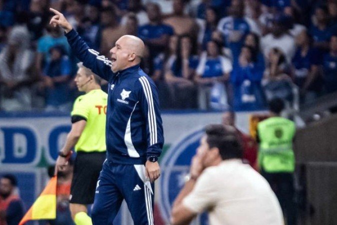 TÉCNICO: LEONARDO JARDIM – Seu time teve um início de jogo promissor, abrindo 2 a 0 e quase ampliando antes do intervalo. No segundo tempo, o Palmeiras encaixou o jogo e a vitória chegou a ficar em risco, mas ela veio com o 2 a 1. As substituições alteraram pouco o time, mas a verdade é que o seu Cruzeiro vive uma grande fase, e isso tem muito do dedo e da liderança do treinador. NOTA 7,5. Foto: Gustavo Aleixo/Cruzeiro