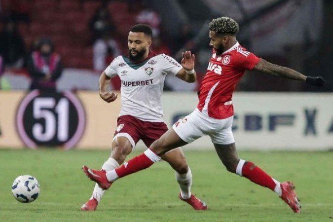 SAMUEL XAVIER - Um dos melhores jogadores da partida, fez um passe preciso para que Serna abrisse o placar ainda no primeiro tempo. NOTA: 7,0. Foto: Lucas Merçon/Fluminense