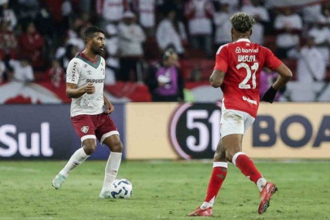THIAGO SANTOS - Atuou como volante e fez uma partida sólida, sem qualquer vacilo na marcação. NOTA: 6,0.