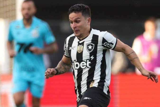 ARTUR - O Bebê Reborn fez Souza de gato e sapato pelo lado direito. Arriscou, também, um chute perigoso e foi recompensado com um gol quando o Glorioso tinha 11 contra 10. A sorte ajuda quem trabalha, já reza o clichê - NOTA: 8,0 - Foto: Vitor Silva/Botafogo