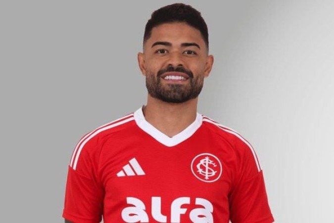 BRUNO TABATA - Ao sair do banco de reservas, não conseguiu fazer a engrenagem da equipe girar e pouco produziu. NOTA: 5,0. Foto: Ricardo Duarte/Internacional