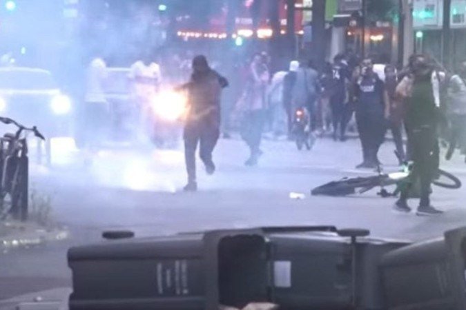 Polícia enfrentou torcedores do PSG com bombas de gás lacrimogêneo - (crédito: Reprodução de Vídeo CLPRESS) Polícia enfrentou torcedores do PSG com bombas de gás lacrimogêneo - (crédito: Reprodução de Vídeo CLPRESS)