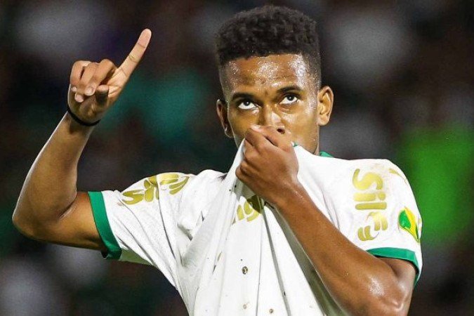 ESTÊVÃO – Neste que foi seu último jogo com a camisa do Palmeiras em solo brasileiro, fez um segundo tempo melhor do que o primeiro, já que nos 45 minutos iniciais acabou anulado por Kaiki. E quando saiu do setor direita, não se deu bem  diante dos marcadores do Cruzeiro. Fez uma falta feia por trás e levou amarelo. NOTA 5,0. Foto: Cesar Greco/Palmeiras