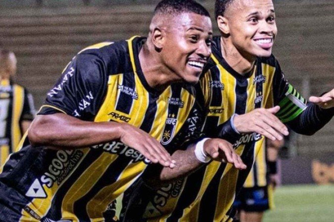 Matheus Lucas celebra gol ao lado dos companheiros do Voltaço - (crédito: Foto: Divulgação / VRFC) Matheus Lucas celebra gol ao lado dos companheiros do Voltaço - (crédito: Foto: Divulgação / VRFC)