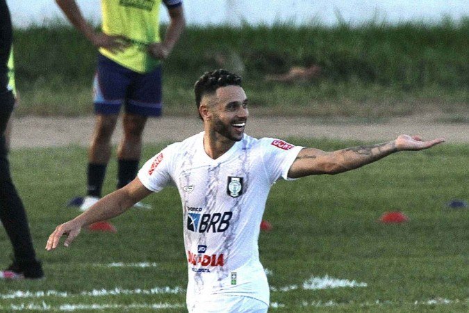 Júnior Timbó balançou a rede duas vezes e decretou a vitória alvinegra na última rodada do primeiro turno do Grupo A5 da Série D - (crédito: X/@ceilandiaec/Ceilândia EC Torcedor) Júnior Timbó balançou a rede duas vezes e decretou a vitória alvinegra na última rodada do primeiro turno do Grupo A5 da Série D - (crédito: X/@ceilandiaec/Ceilândia EC Torcedor)