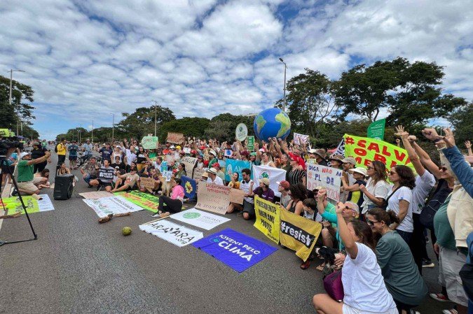 Com cartazes, faixas e palavras de ordem, os manifestantes criticaram a tramitação do projeto que, segundo especialistas, pode fragilizar o licenciamento ambiental ao permitir dispensas de avaliação prévia para diversos empreendimentos - (crédito: Vanilson Oliveira) Com cartazes, faixas e palavras de ordem, os manifestantes criticaram a tramitação do projeto que, segundo especialistas, pode fragilizar o licenciamento ambiental ao permitir dispensas de avaliação prévia para diversos empreendimentos - (crédito: Vanilson Oliveira)