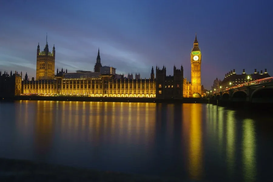 Londres, a capital do Reino Unido, é uma metrópole vibrante e histórica, com marcos icônicos como o Big Ben, a Torre de Londres e o Palácio de Buckingham. Fundada pelos romanos há quase dois milênios, a cidade é um centro global de cultura, finanças e política. Confira os principais pontos turísticos da região: - (crédito: Naveen Annam pexels) Londres, a capital do Reino Unido, é uma metrópole vibrante e histórica, com marcos icônicos como o Big Ben, a Torre de Londres e o Palácio de Buckingham. Fundada pelos romanos há quase dois milênios, a cidade é um centro global de cultura, finanças e política. Confira os principais pontos turísticos da região: - (crédito: Naveen Annam pexels)