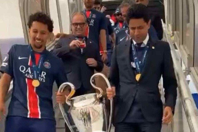 PSG desembarca em Paris coma a taça da Champions -  (crédito: Reprodução de Vídeo)