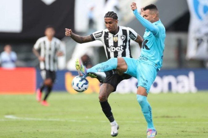 RWAN - Não domina, não ataca espaço, não prende a defesa, não ganha duelos... A bola bate nele e volta. Matou o ataque do Botafogo na Vila Belmiro. Saiu, no segundo tempo, para a entrada de Nathan - NOTA: 0,5 - Foto: Vitor Silva/Botafogo  