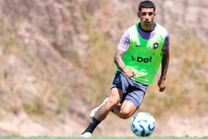 SANTI - Apareceu pouco na partida. Precisa de sequência e mais confiança, além de buscar o jogo - NOTA: 5,0 - Foto: Vitor Silva/Botafogo