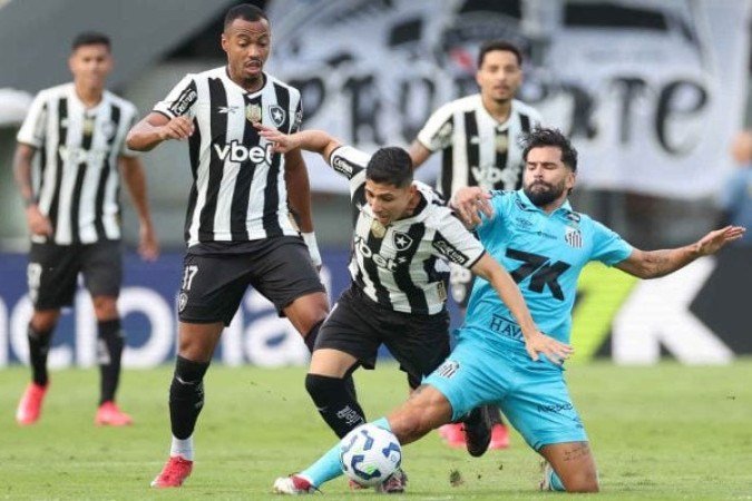 SAVARINO - Muito bem marcado e vigiado pelos centrocampistas do Peixe. Não teve espaço e, dessa forma, não conseguiu desenvolver o seu melhor jogo. Coadjuvante, perdeu a vaga para Mastriani na etapa final - NOTA: 5,0 - Foto: Vitor Silva/Botafogo