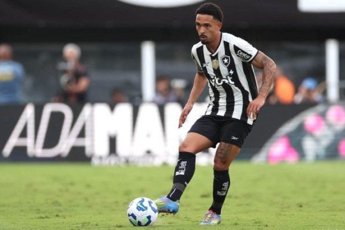 VITINHO - Acertando ou errando, atravessou a linha do meio de campo e apresentou-se como opção ofensiva - NOTA: 6,5 - Foto: Vitor Silva/Botafogo 