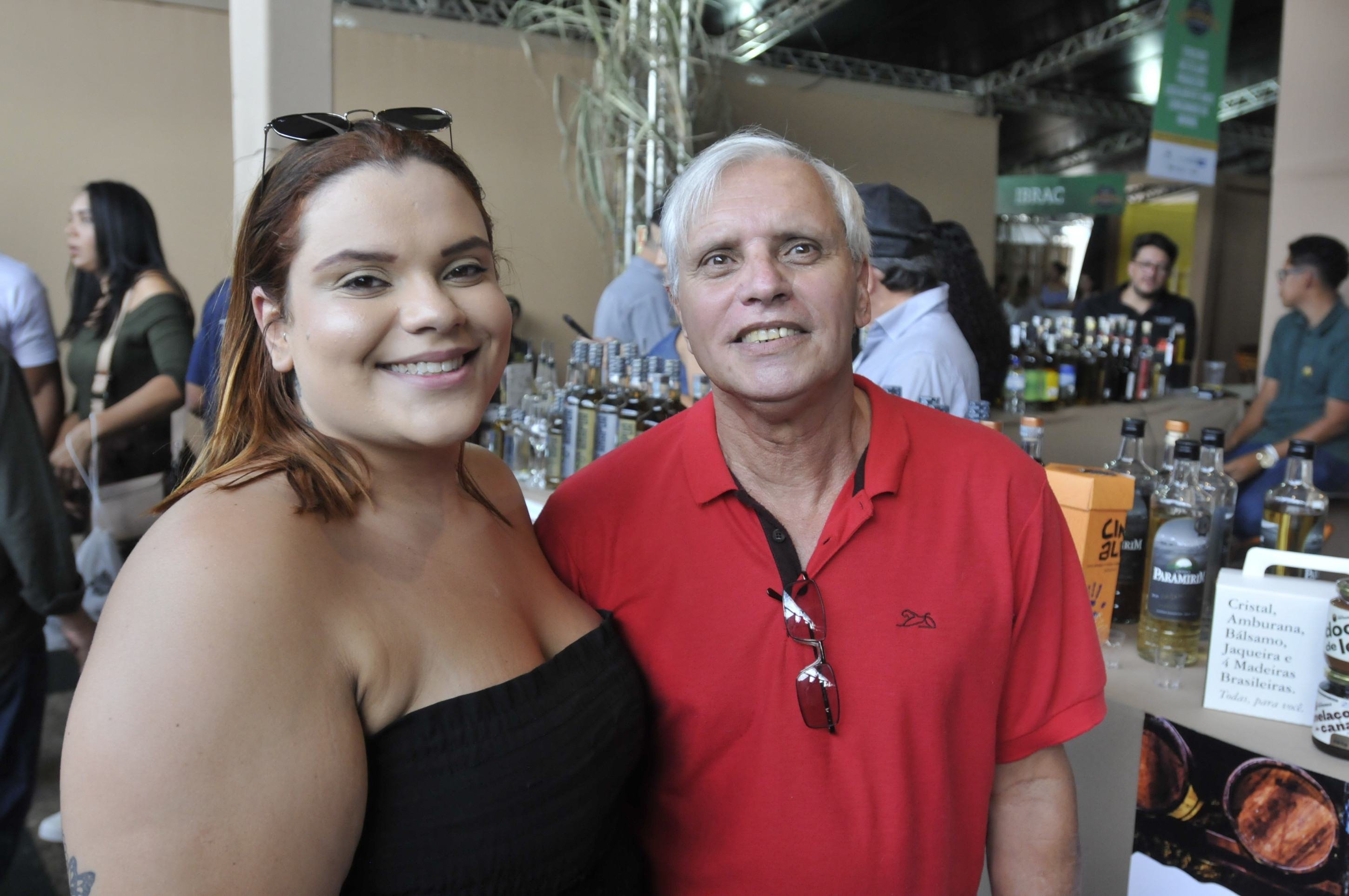  31/05/2025. Crédito: Minervino Júnior/CB/D.A Press. Brasil.  Brasilia - DF. Feira da cachaça próximo ao ginásio Nilson Nelson. Roberto Martins e sua filha Inês Maria.
