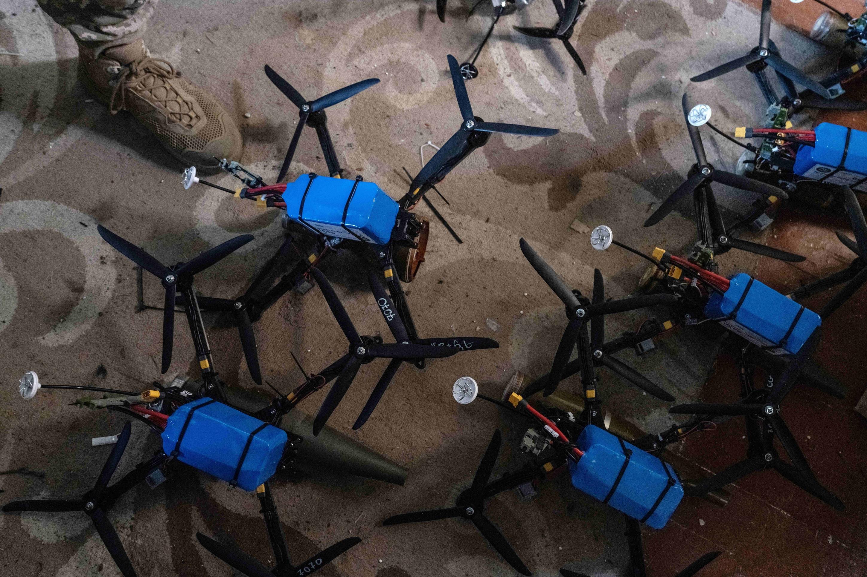Drones com Visão na Primeira Pessoa, fotografados em local secreto na região de Donetsk (leste) Drones com Visão na Primeira Pessoa, fotografados em local secreto na região de Donetsk