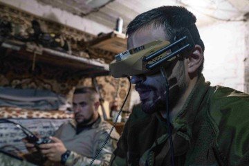 Militares ucranianos operam drones FPV em localidade perto de Kostyantynivka, no leste do país  -  (crédito: Iryna Rybakova/AFP)