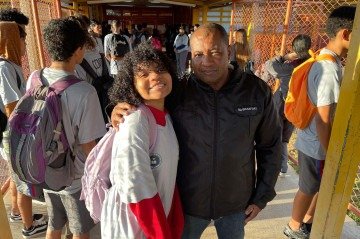 O vigilante Daniel de Sousa, de 51 anos, levou pessoalmente a filha Mariana Aparecida, de 17, até a escola para verificar se haveria aulas