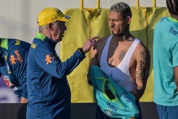 Carlo Ancelotti volta a trabalhar com Richarlison após a experiência no Everton de 2019 a 2021. Nesse período, o centroavante marcou 28 gols -  (crédito: Nelson Almeida/AFP)