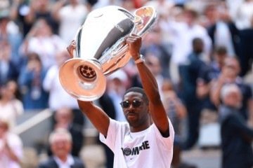 Dembélé, do PSG, exibe taça da Champions League em Roland Garros -  (crédito: Foto: Alain JOCARD / AFP)