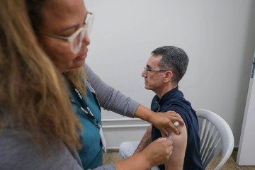 A vacina, atualizada anualmente, oferece proteção contra os vírus H1N1, H3N2 e B -  (crédito:  Tony Oliveira / Agência Brasilia)