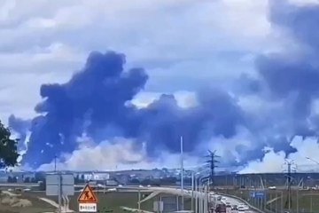 Colunas de fumaça escura sobem ao céu, depois dos bombardeios sem precedentes da Ucrânia 