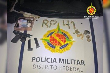 Além do armamento, foram apreendidas porções de substâncias análogas a maconha e pasta base de cocaína,  joias e bijuterias -  (crédito: Divulgação/PMDF)