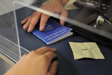 Interessados devem cadastrar o currículo no aplicativo da Carteira de Trabalho Digital ou ir a uma das 14 agências do trabalhador, das 8h às 17h, durante a semana -  (crédito: Agência Brasília)