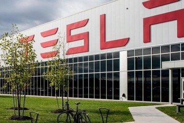 Por volta das 14h05 no horário de Brasília, as ações da Tesla em Wall Street caíam 8,64%, sendo cotadas a 303,35 dólares -  (crédito: Divulgação/Tesla)