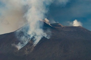 Fumaça sobe da cratera do vulcão Etna durante sua erupção, no Monte Etna, perto de Catânia, em 2 de junho de 2025 -  (crédito: Giuseppe Distefano/AFP)
