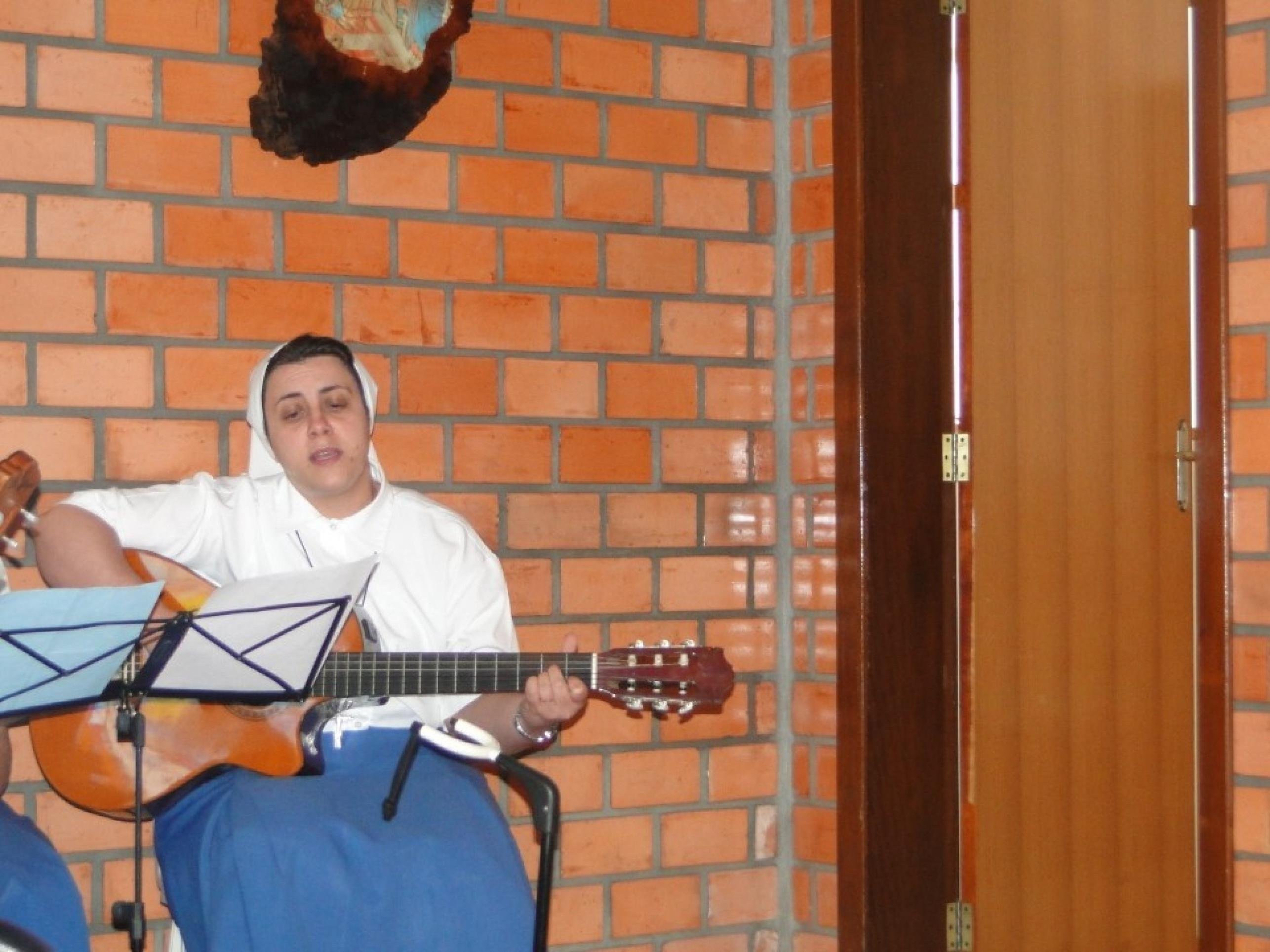 Irmã Marizele utiliza da música para trabalhar com mulheres dependentes químicas