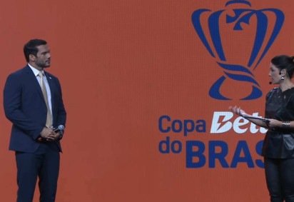 O presidente da CBF, Samir Xaud, fez um discurso antes do sorteio das oitavas da Copa do Brasil -  (crédito: Reprodução/YouTube)